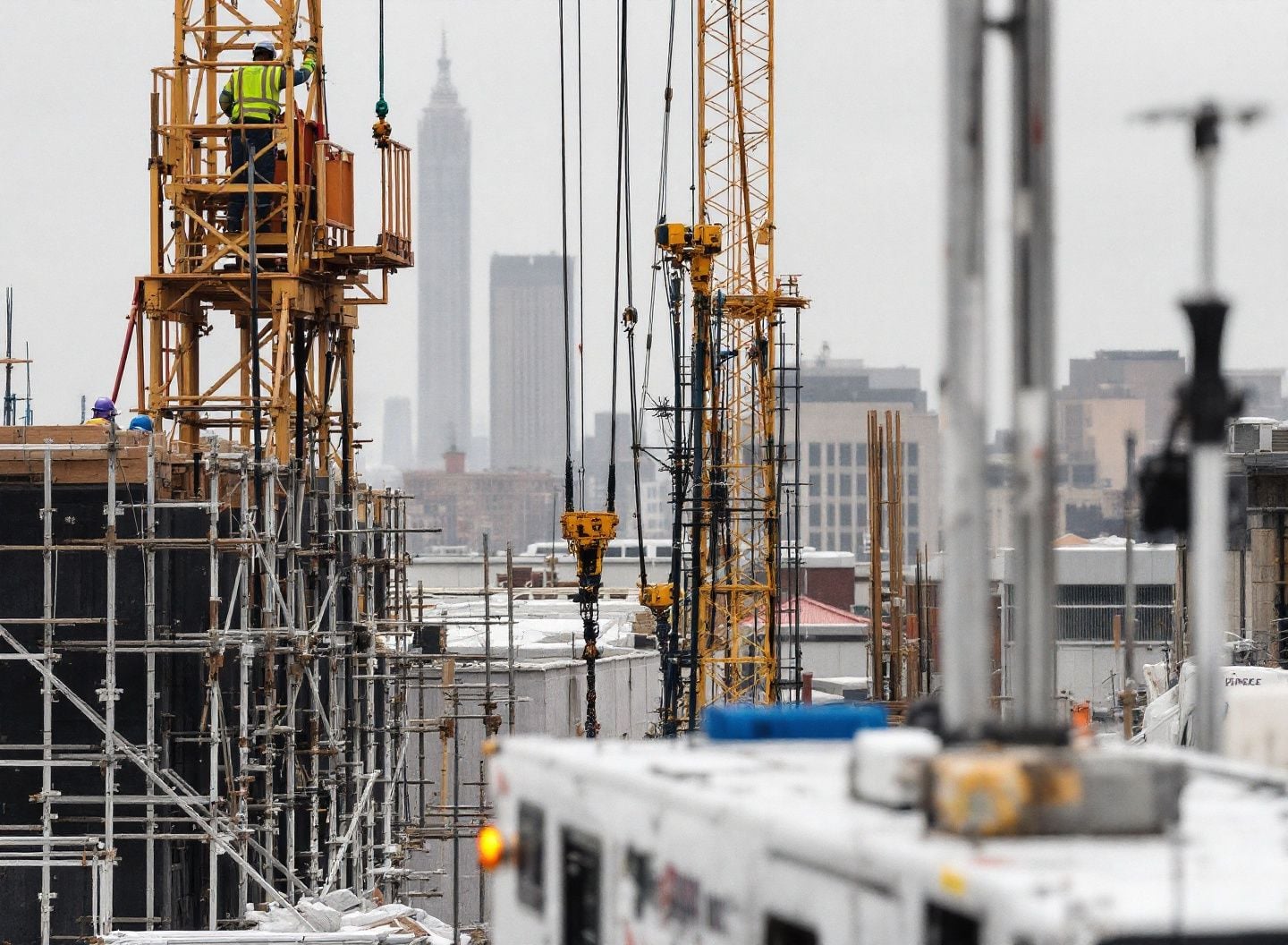 Crane Contact With Power Lines: Electrocution and Crush Risk on NY Sites